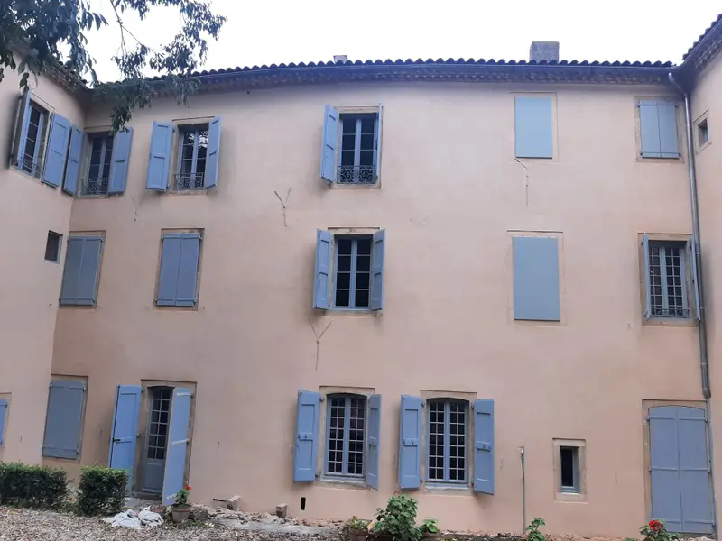 Façade de maison de maître près de Millau après l'enduit à la chaux, ancres métalliques conservées