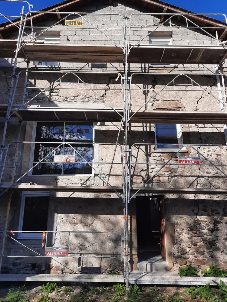 Façade de maison en pierre à moellons ronds à Millau avant travaux, sous l'ancien enduit