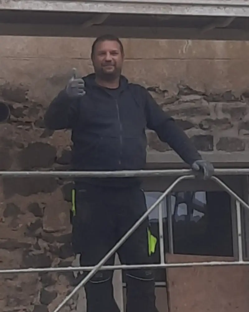 René Deltinger, dirigeant de RD Rénovation, sur l'échafaudage du chantier du château de Pézenas